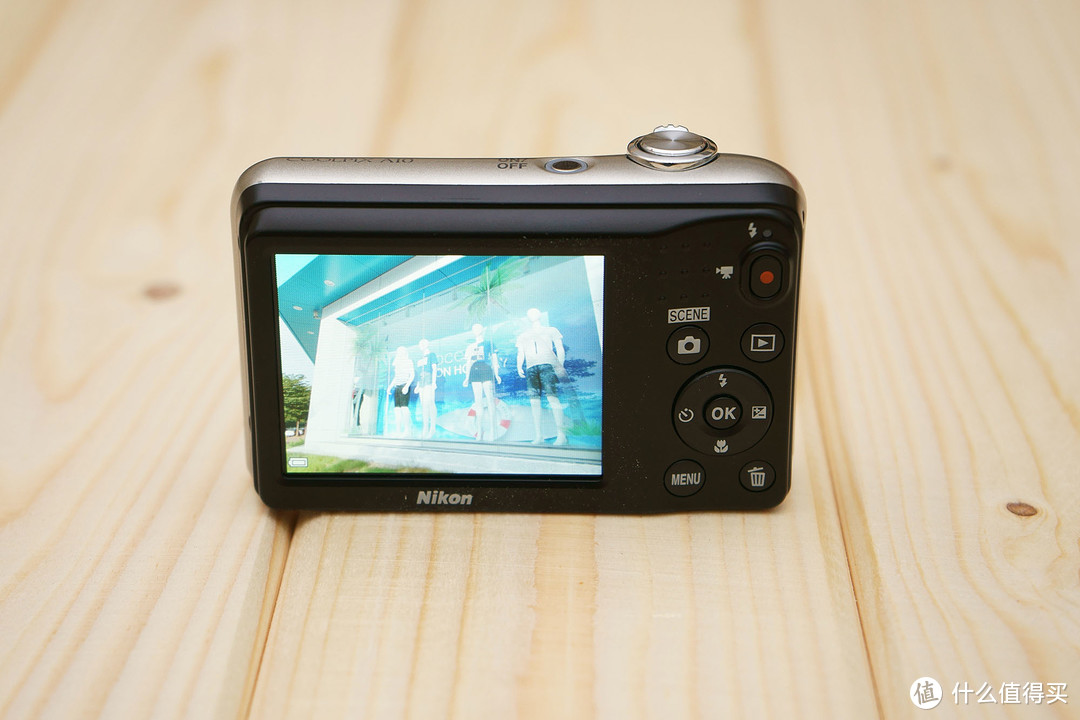大镜头不及小镜，但能使用5号电池，Nikon尼康A10卡便相机