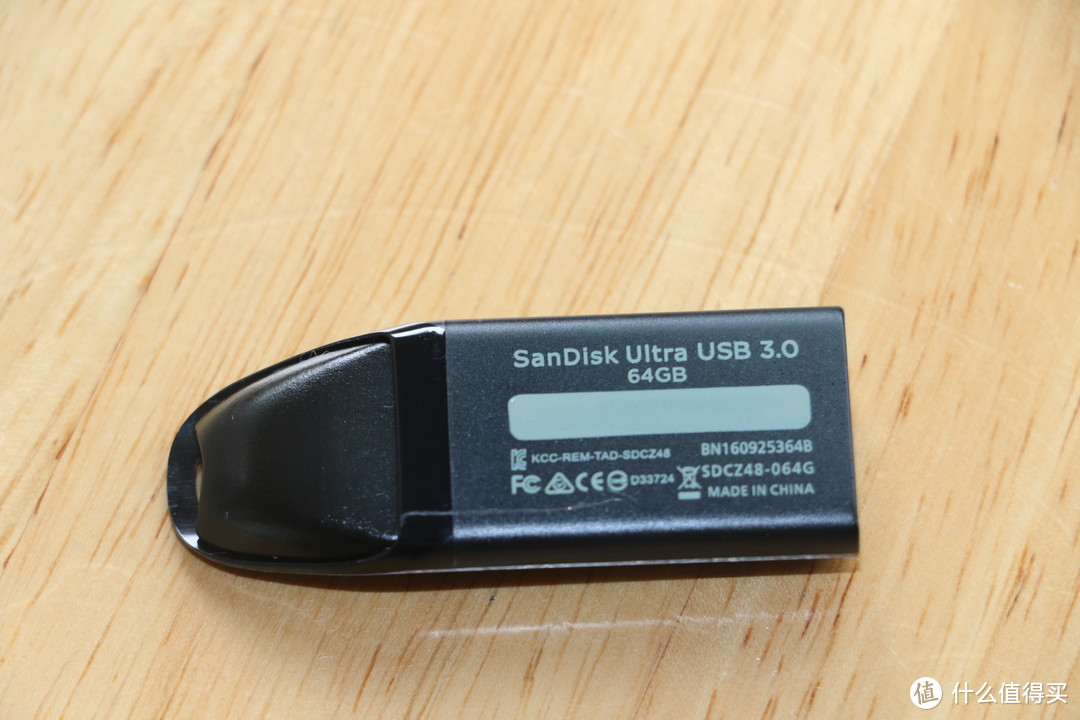 背面的SanDisk Ultra USB3.0显然不如中文的至尊高速响亮