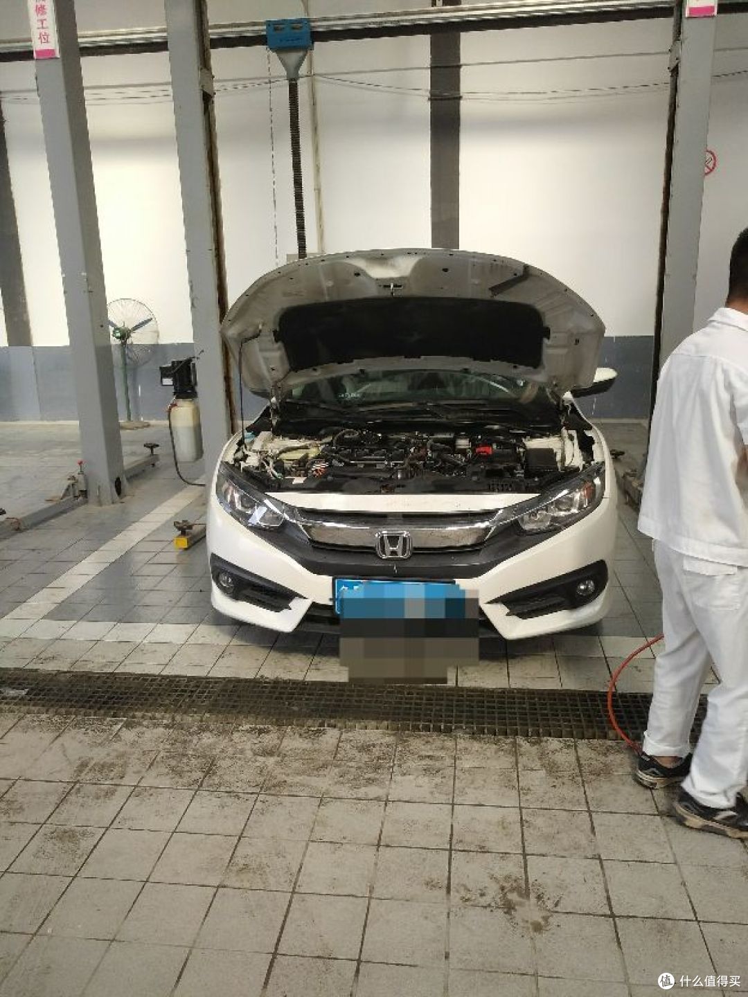 拆下散热器,为之后更换散热器下水管做准备接下来就是上升降机,放机油