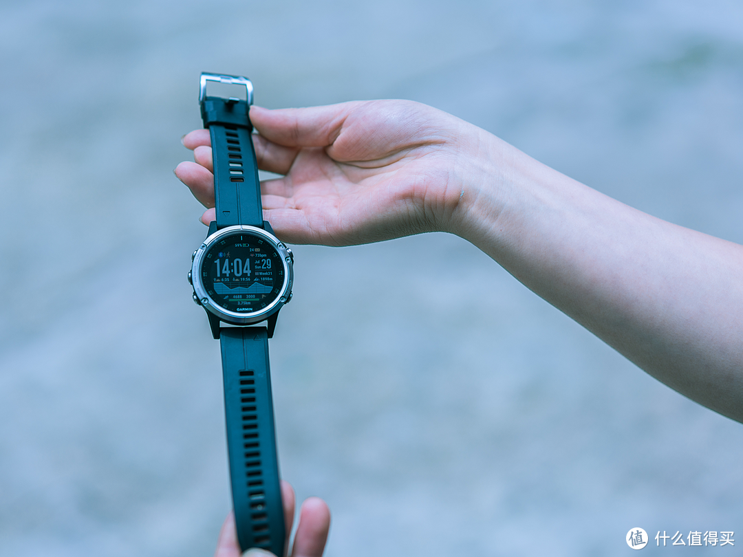 黝黑粗犷帅气逼人！我的健身私教还可以随时守护我！因为他是Garmin Fenix 5 plus