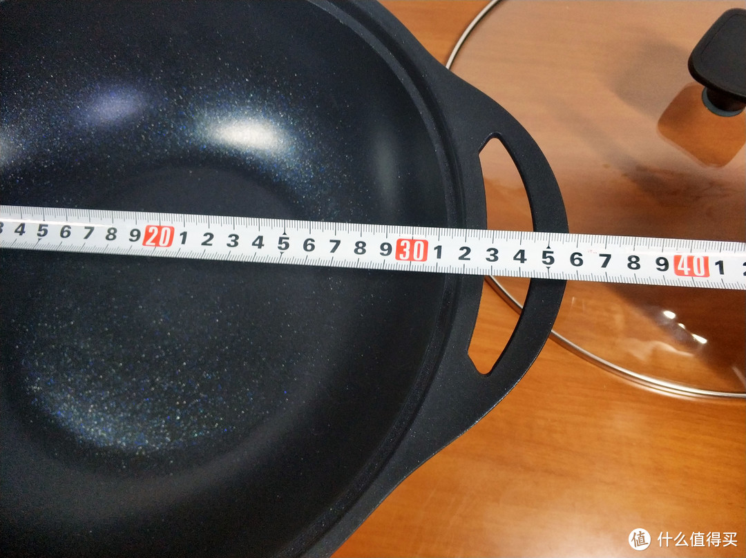 黑暗料理达人的锅具—京造 轻量压铸 32CM 不沾炒锅开箱