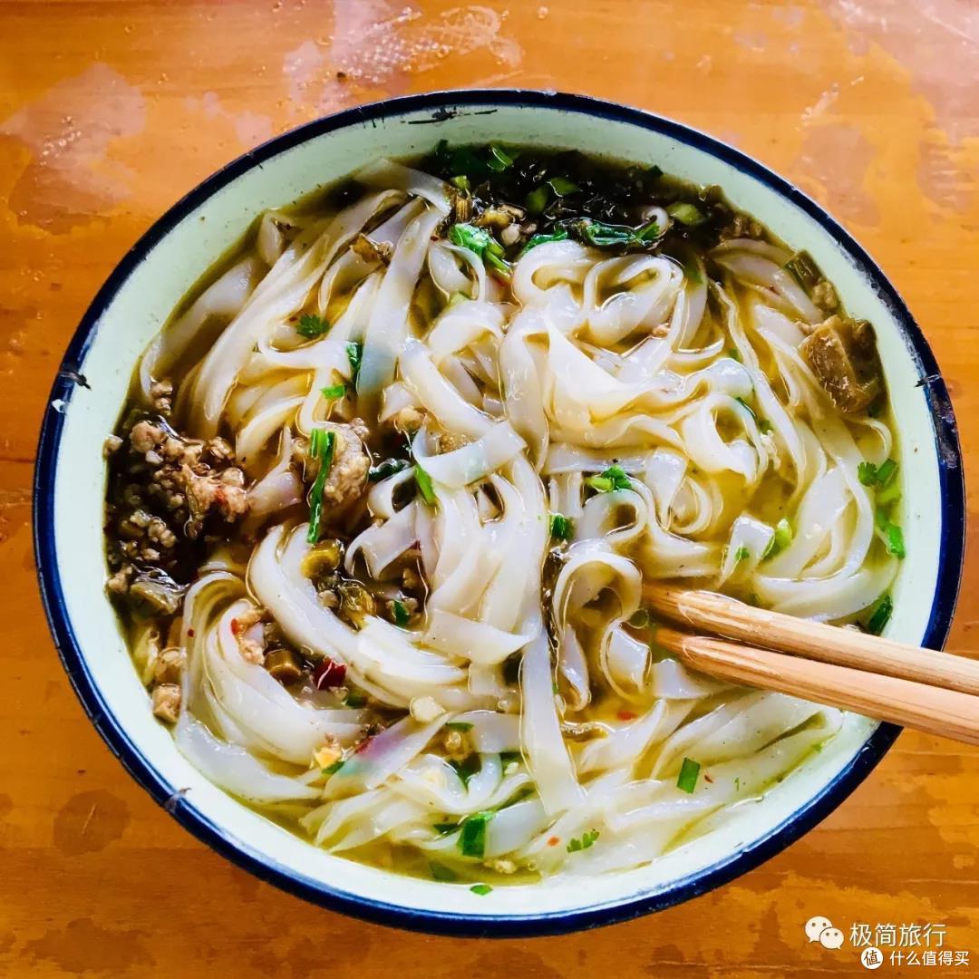 米干则是一种类似河粉的米制品,较普通的米粉更加柔软.