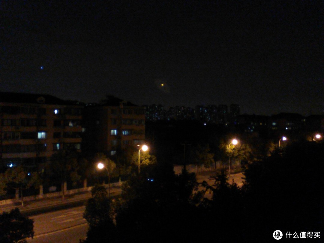 以上三张为8110 4g的静物、静景以及夜景的拍摄图片，hhh~不要奢求太多，对功能机来说相机只是个附属功能（我jio的还行）