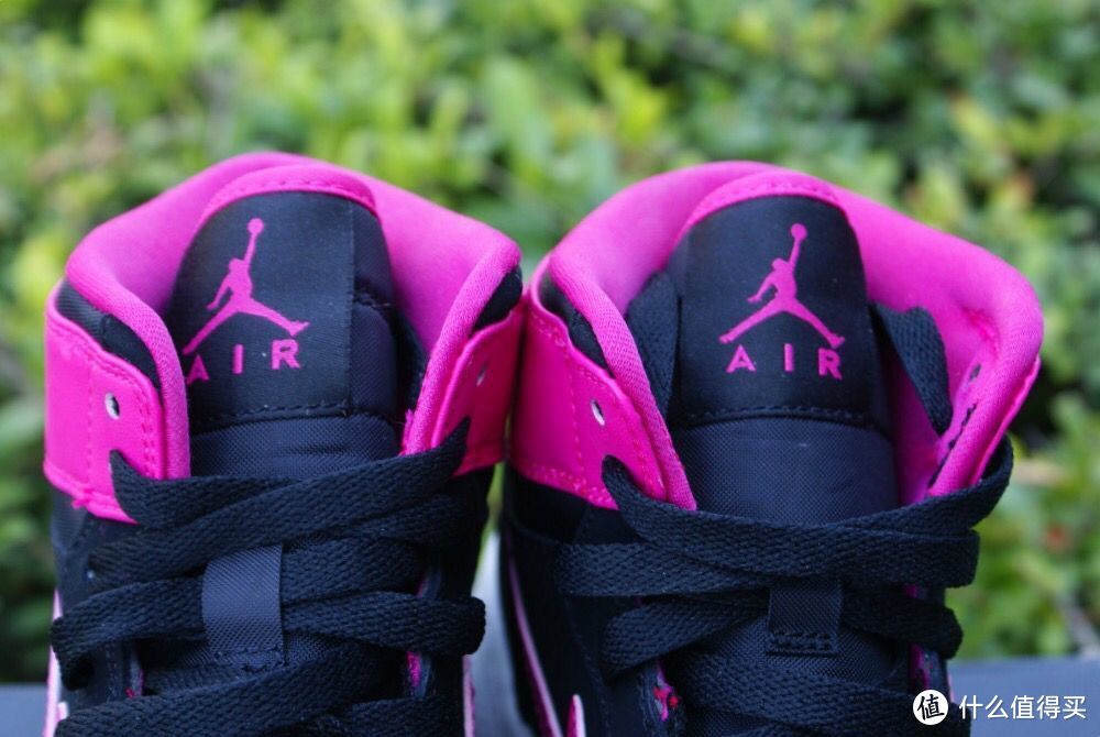 Nike AIR JORDAN 1 情人节限定版高帮篮球鞋开箱晒物
