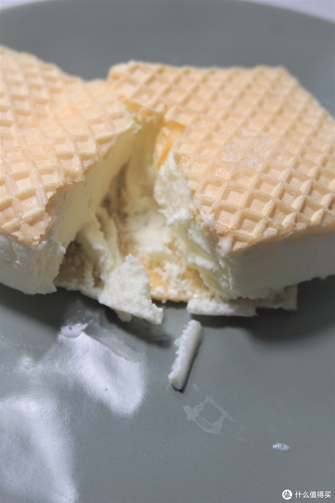 用勺子很容易切断,外面的皮是软软的,有点像冰激凌圆筒的那层蛋皮同样