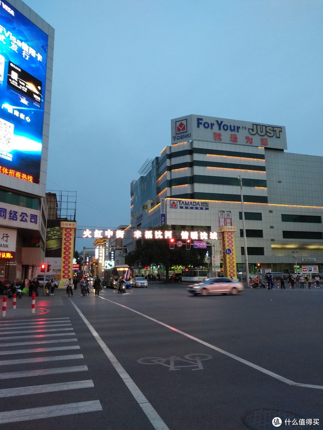 中街位于沈阳市中心城区沈河区，世界文化遗产之一---清沈阳故宫北侧。厚重的历史积累与文化沉淀形成了独具皇城特色的购物休闲场，最初的中街指的是西起正阳街东至东顺城街，约900米的步行街。随着时代的变迁，沈阳城市商业的快速发展及各大开发商的入驻，将原中街以西的沈河区西顺城街至正阳街路段及大东区的东顺城街至小什字街路段共同并入中街商业区。截至2015年初，中街商业街区由中街路与小东路组成，全长为1500米的国内最长商业步行街。市委市政府未来将规划西顺城街至正阳街路段为步行街，取消机动车运行并调整公交线路。届时中街全长将达到1900米，大商业规模将更加完善。（来自百度百科）