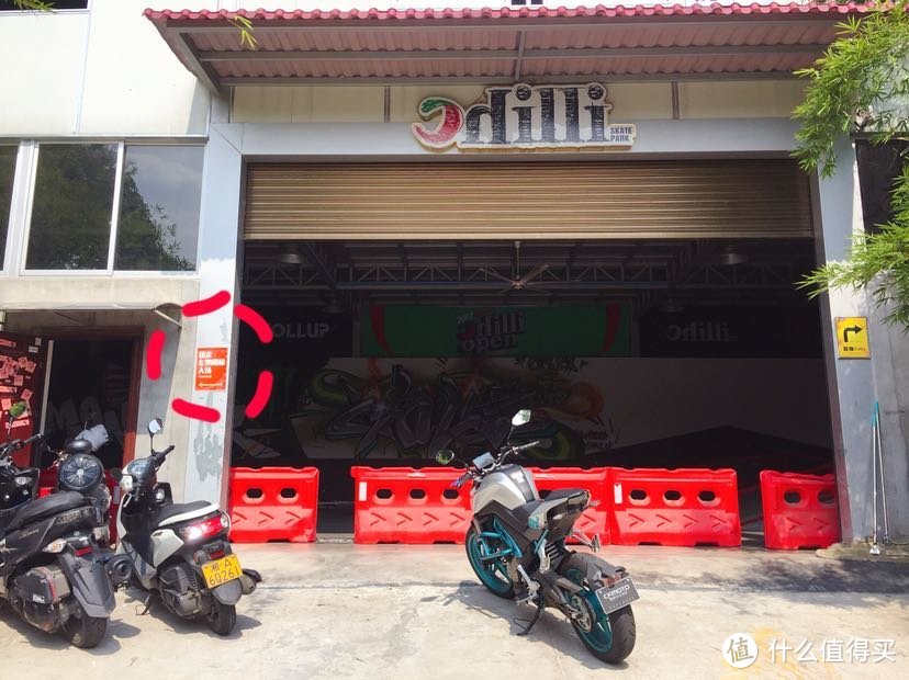 Chilli logo与墙上告示