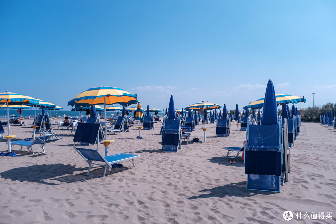 还没有到威尼斯最旺的度假季节，沙滩上的躺椅不少都是空置状态。