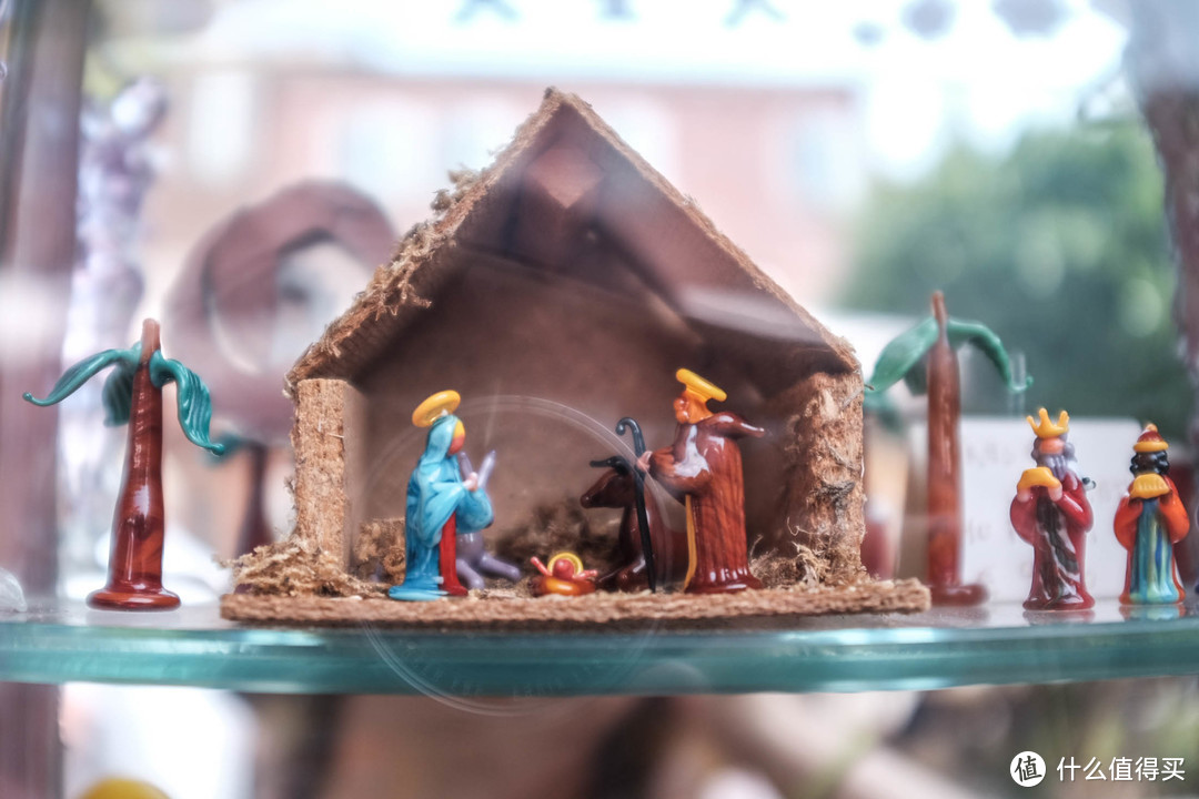 小小的手工艺品，异常精巧，讲述的是耶稣诞生的故事。