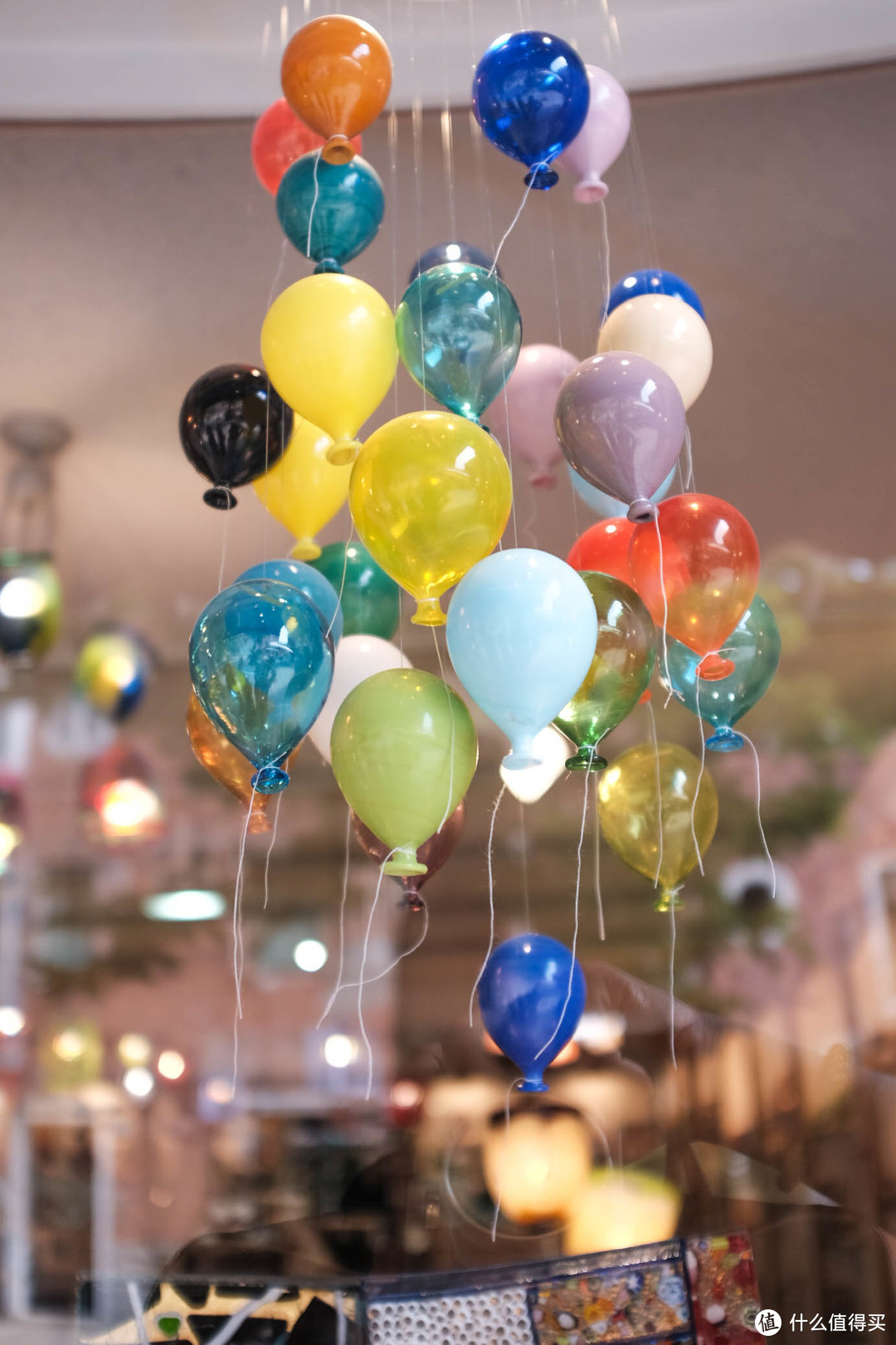 玻璃吹制的彩色气球，颇为梦幻。