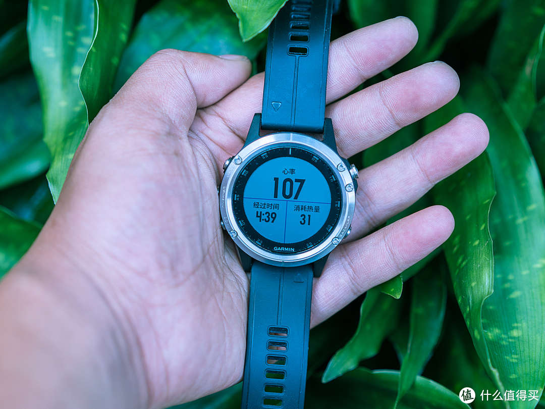 黝黑粗犷帅气逼人！我的健身私教还可以随时守护我！因为他是Garmin Fenix 5 plus