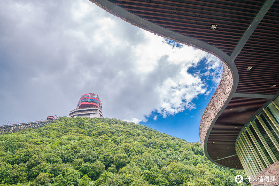 旋转餐厅的天空，左边乌云，右边晴天，要下雨的预兆！