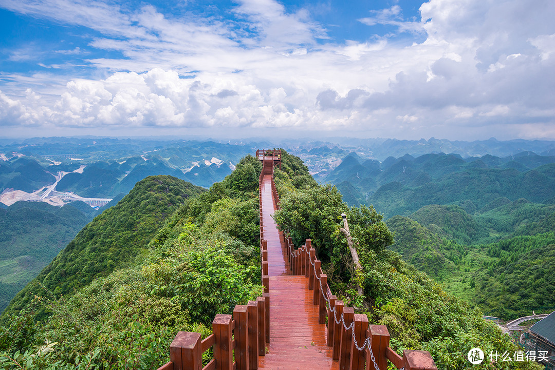 从瞭望亭去往观景台的路上，一览众山小，云彩涌上头！