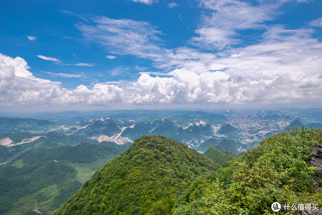 六盘水周围就是这些连绵不绝的山，所以修路很贵，遇山基本要挖隧道！