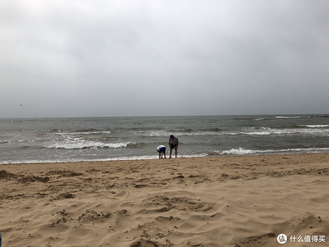 阴天的大海，风还特别大