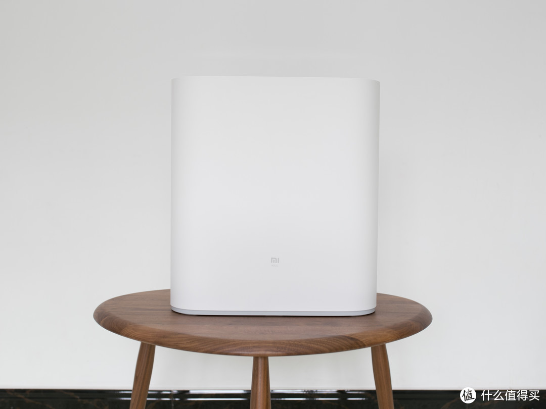 小米净水器1a的包装保持了小米产品一贯的简约风格打开包装,顶部放置
