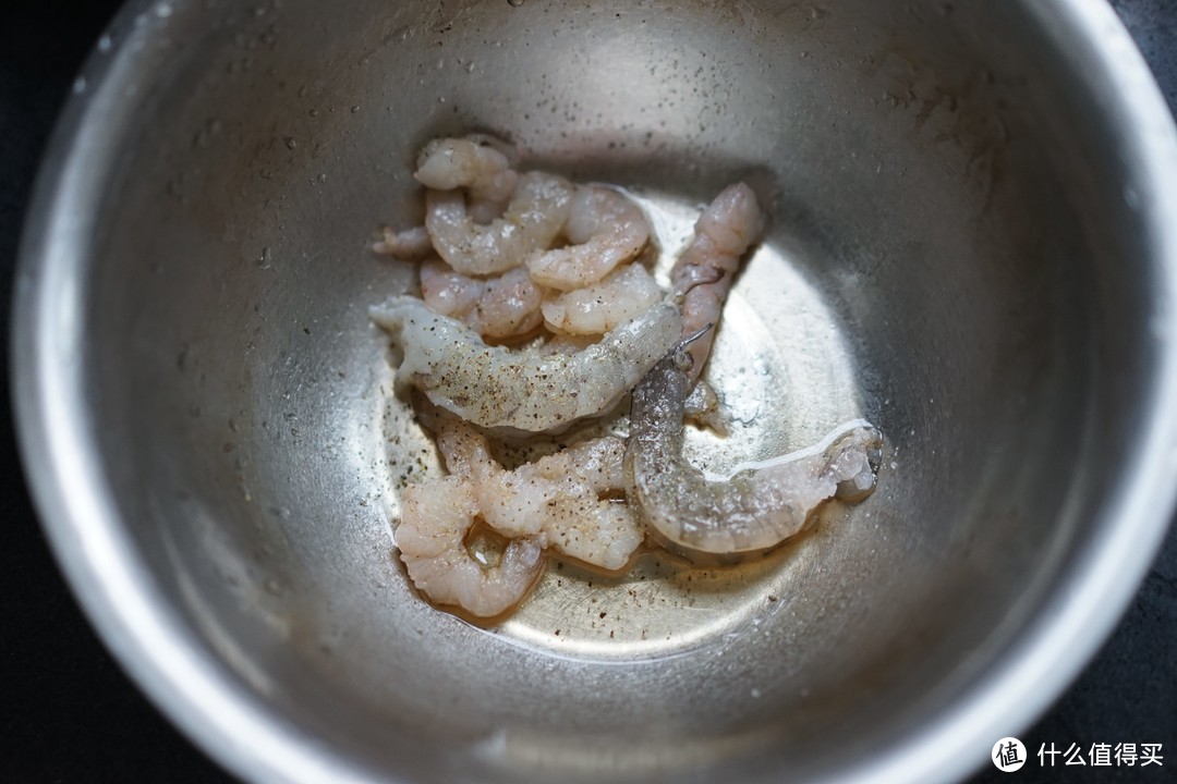 用料酒盐和黑胡椒进行腌制，主要目的是去腥和码味