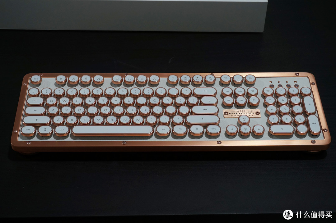 整个键盘采用了大量的真皮元素以及铜（边框看起来像铜）元素