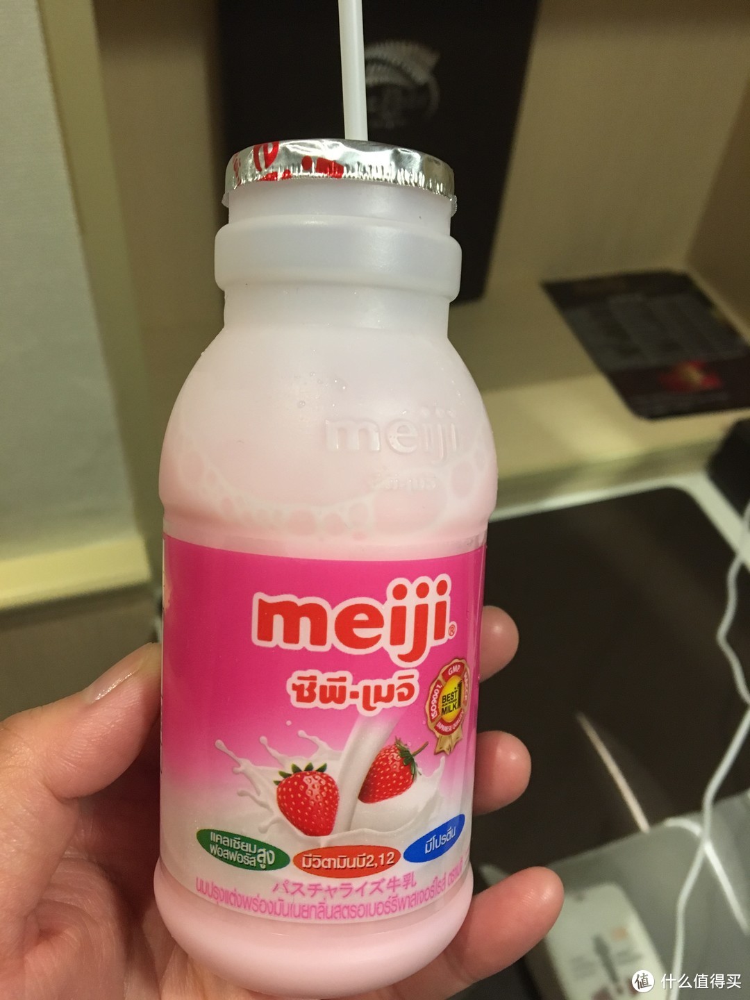 便利店买的meiji草莓味的奶，不贵