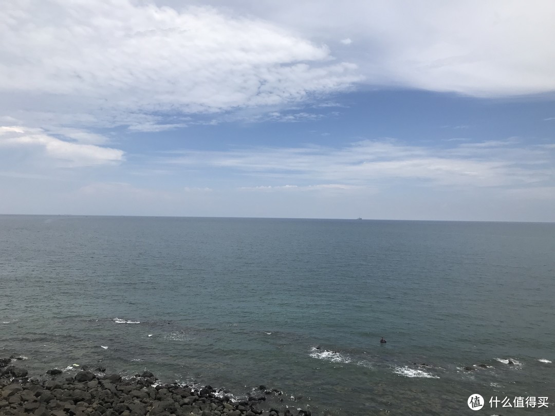 火山岩海滩，实景比图片美太多，被大海环抱的感觉，拍不出来。