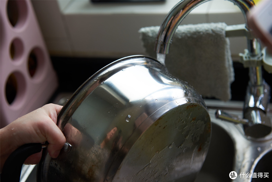 用它擦过的锅（侧边和底部可以作对比），家里的钢丝球统统可以扔了