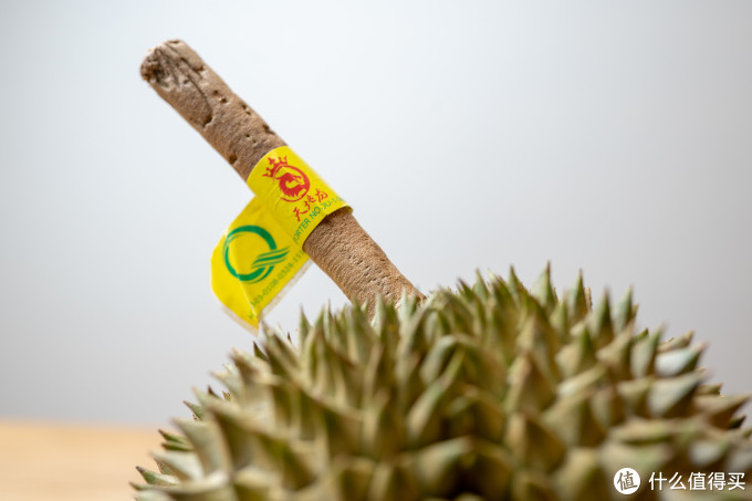 柄上标签贴着农场和进口公司的信息