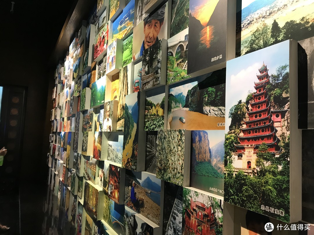 重庆风貌展示墙，照片中景致虽无法一一踏足，但从中也暂可窥其美。