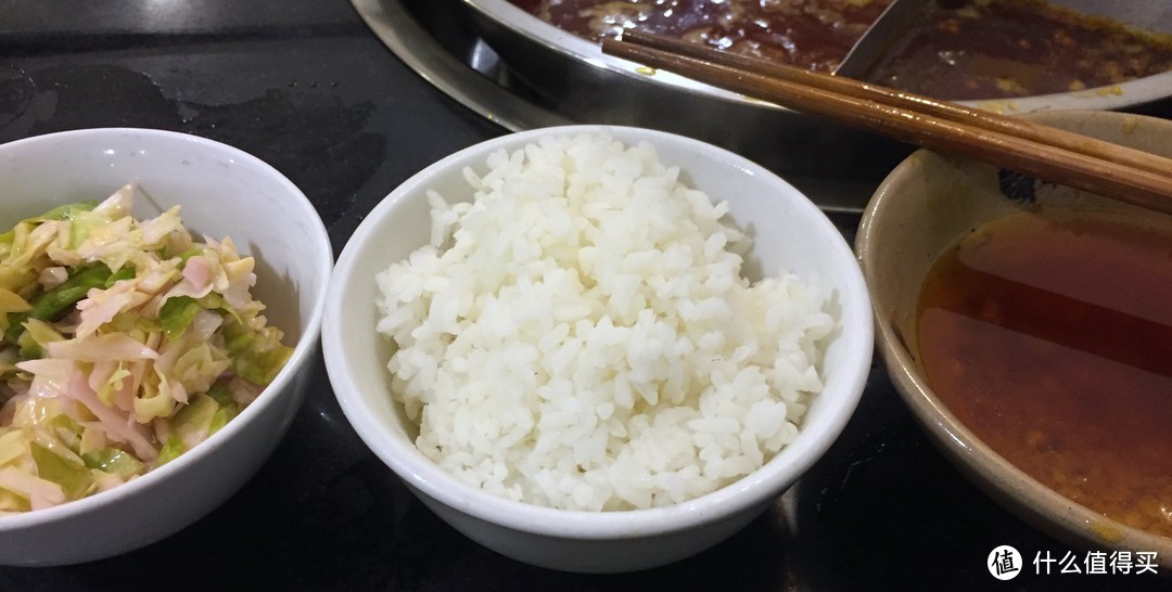 人们在这种店是要吃一餐饱饭的，所以白米饭和极简单的泡菜是标配