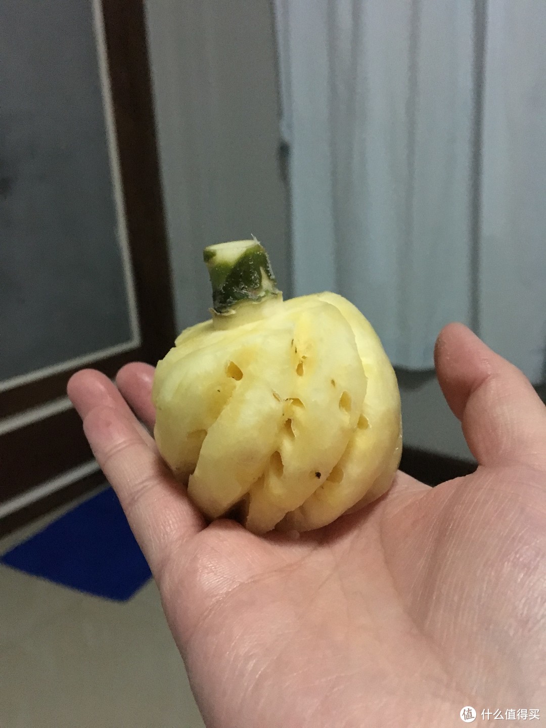这种小菠萝很甜的，也不怎么沙舌头