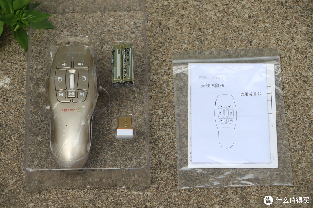 空中飞鼠、两节AAA七号电池、USB接收器、说明书
