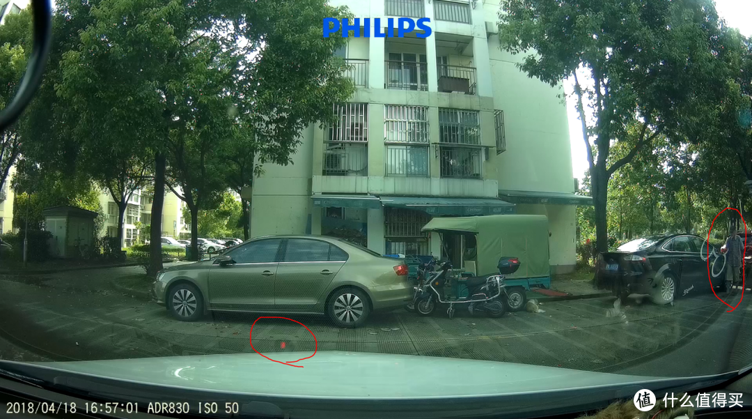 从视频中可以看到，右侧的大叔一出现，飞利浦行车记录仪的红色警示灯就开始不停地闪烁起来了。