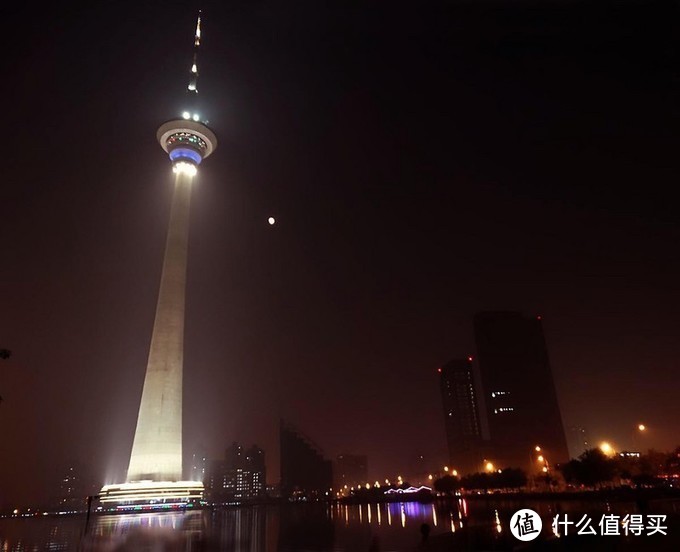 天塔总高度415.2米，占地300亩，为亚洲第六、中国第三高塔，高于北京的中央电视塔。