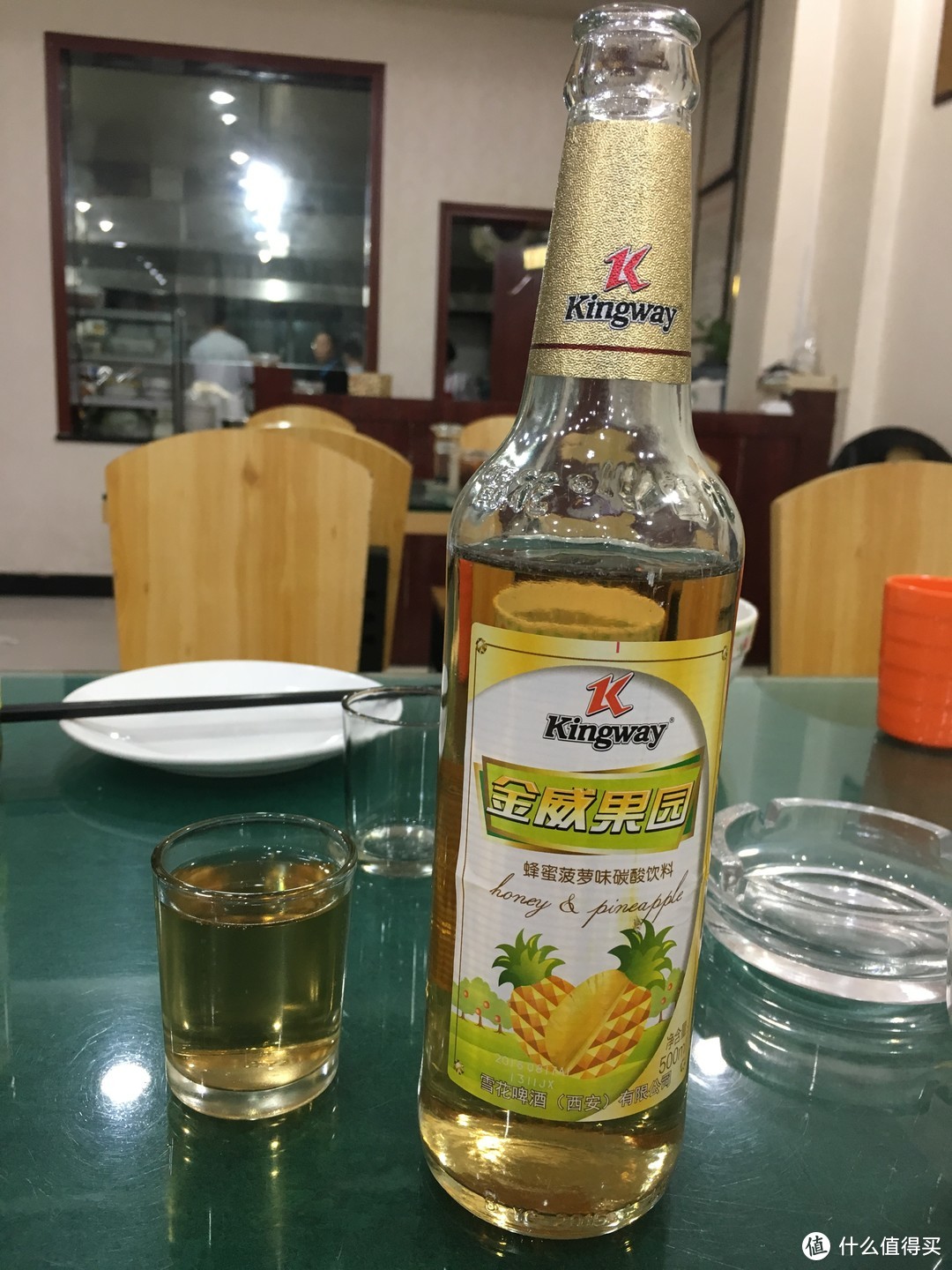 金威果园蜂蜜菠萝味碳酸饮料,味道还可以,雪花出产的,没有酒精度,喝完继续开车