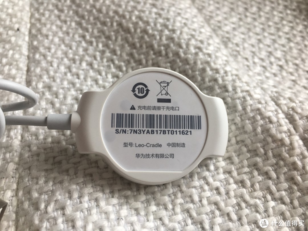 充电底座,中间有华为的logo.充电器规格为5v/1a,充满大概需要总计1.