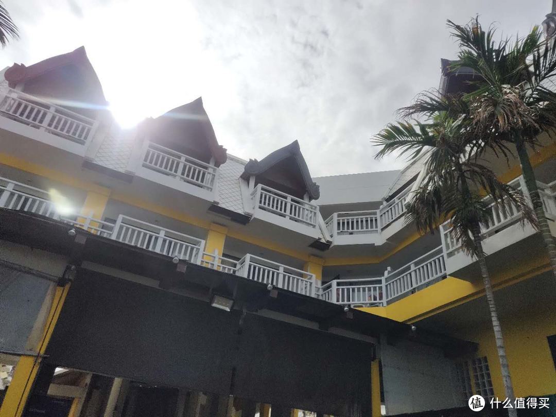 骑着摩托车到达卡伦海滩，觅食觅到酒店了，700泰铢三个人不便宜。