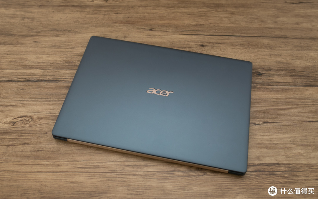 外观上，acer swift 5采用了蓝金搭配的设计，金色用量不多，但起到了画龙点睛的作用，商务气息很足，但又并不是很呆板