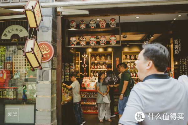 躺在西岭雪山的透明帐篷里，探索星空秘境