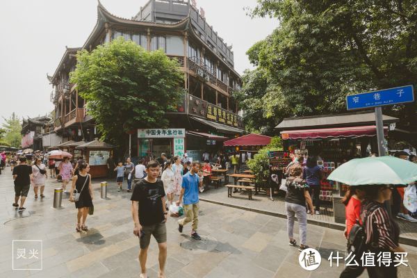 躺在西岭雪山的透明帐篷里，探索星空秘境