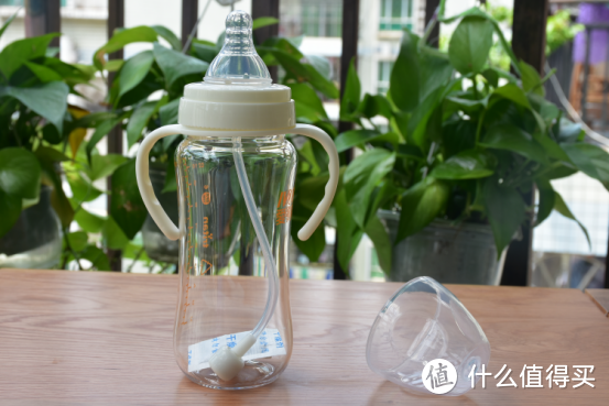 奶瓶盖是四面都设计了凹面，可以防止瓶盖滚落产生污染