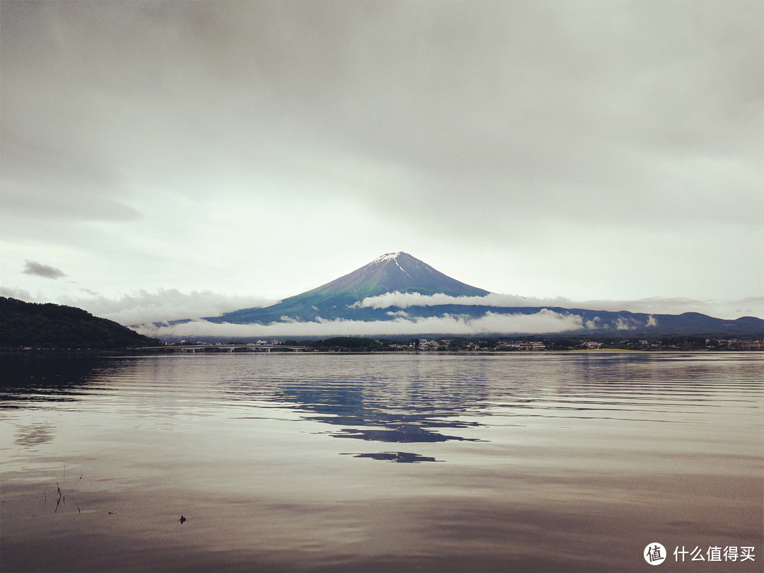 步行五分钟，到河口湖边看富士