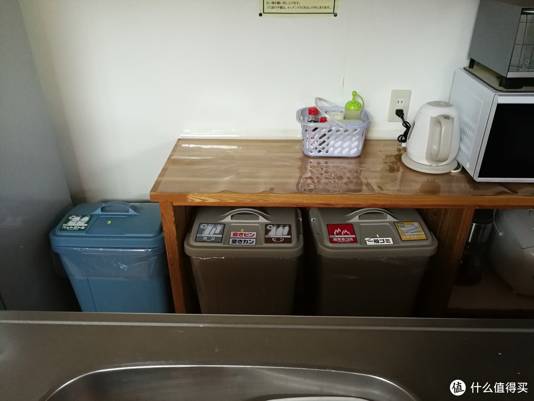 厨房的分类垃圾箱，入住须知上有说明如何分类垃圾，务必严格遵守