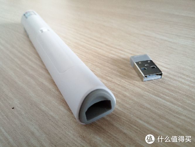 插在电脑上的USB连接端放在激光笔的末尾。采用的是类似苹果笔记本充电口的磁吸设计，不会因为插拔多次而松懈。