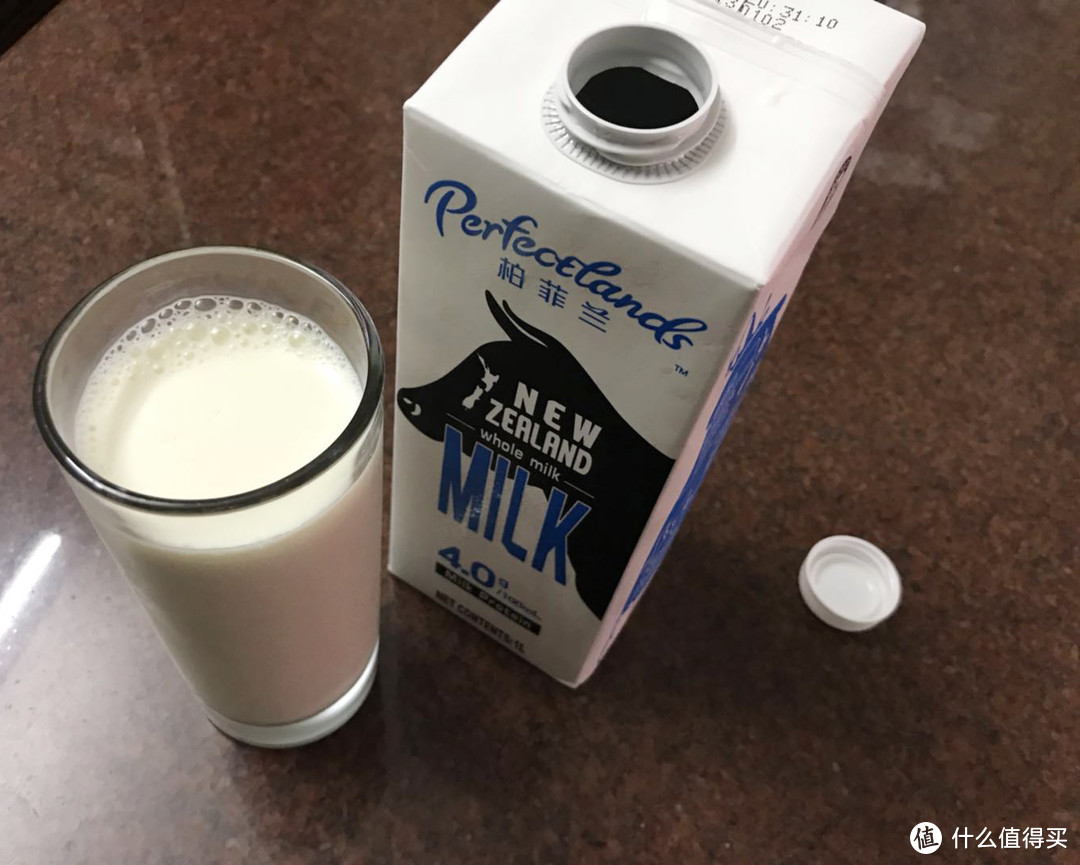 倒一杯出来看看，牛奶本身的颜色不是那种纯白的色泽，微黄