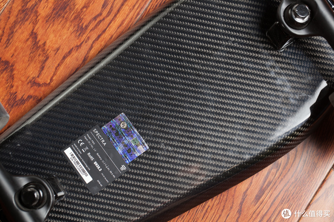 这是一块真正意义上最接近柯南滑板的电动滑板——胡桃科技 SPECTRA Pro AI智能体感电动滑板走心评测
