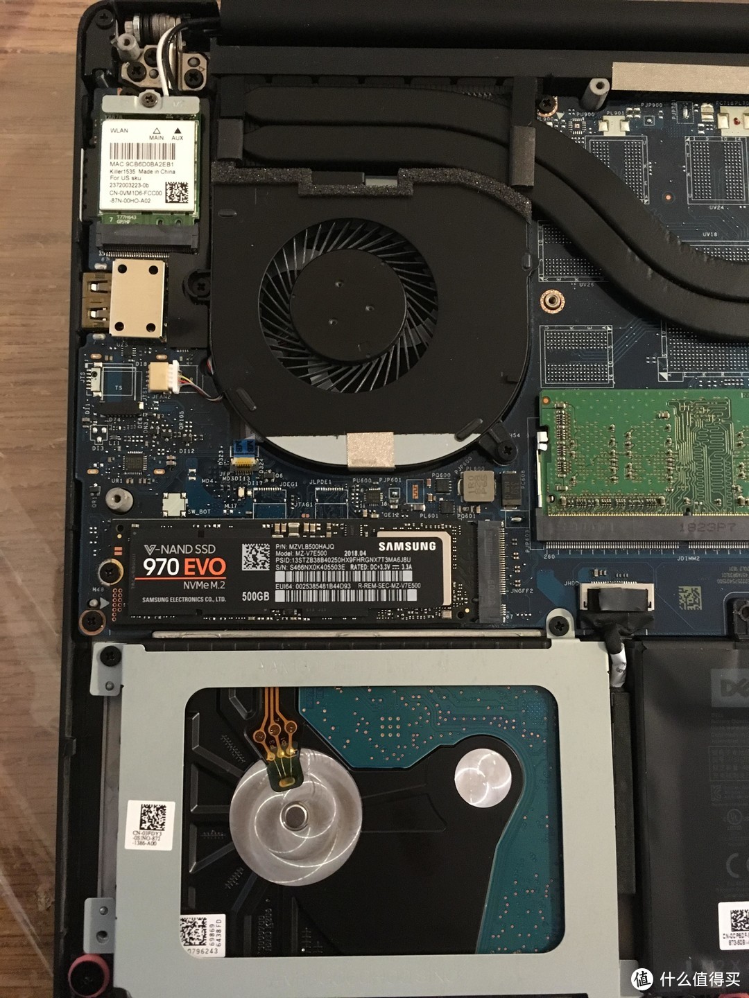 把970 evo ssd装上，然后从机械盘那里卸下一个螺丝安上，为了顺利安装系统还要断开机械盘的连接（就是图上绿色内存条下边的那个黑色横条）。