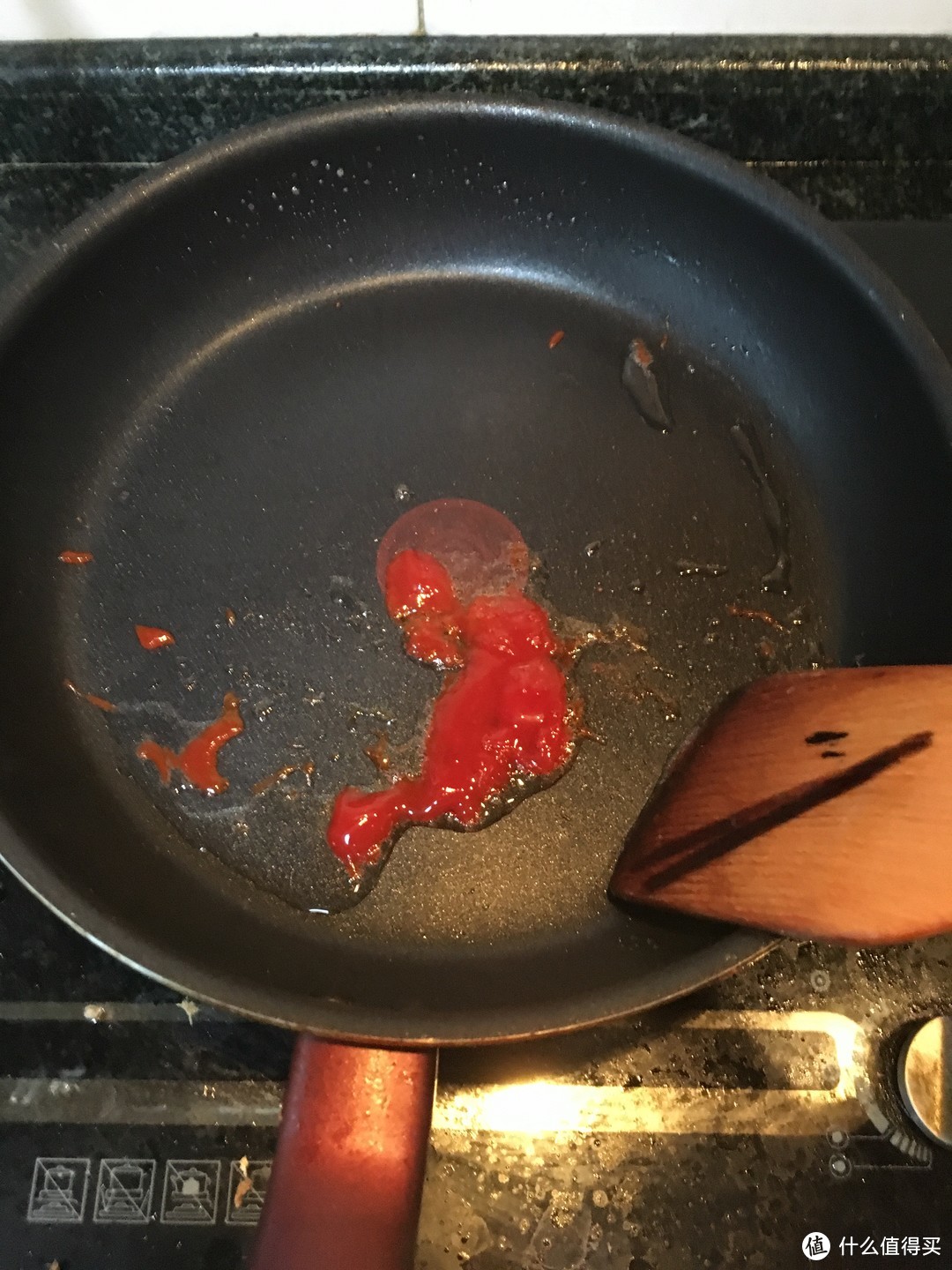 6、随后锅入少于油，根据个人口味加入些许番茄酱