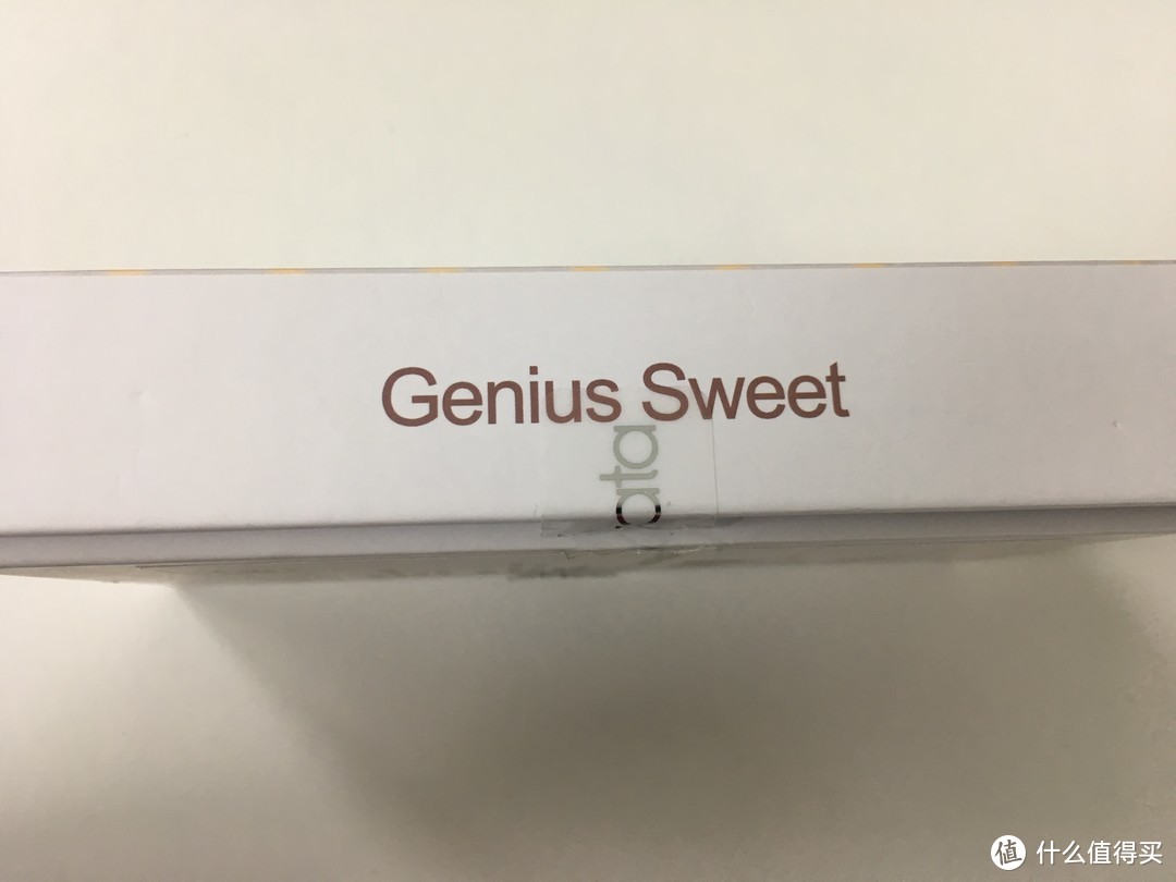 盒体侧面是Genius Sweet(GS）的文字标识