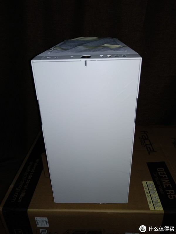 前面板，简洁的不能再简洁。需要注意的是，上面的是硬盘指示灯，而且有一定的亮度，在晚上关灯后，更是效果明显