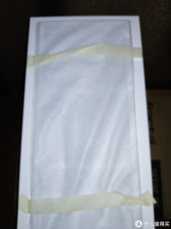 上盖板一块。带有磁铁，不过是带网孔的上盖板，并没有提供密封的