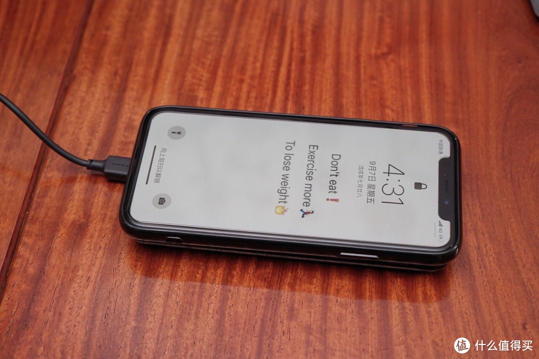 一切为了iPhoneX物尽其用：摩米士磁吸无线充电宝上手体验